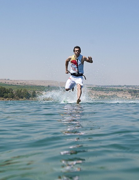 מאסייק קוזרסקי הולך על המים 4 (צילום: יורג מיטר, פּרדרג ווקוביץ' וסטפן סטאו )