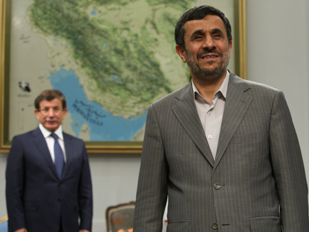 אחמדינג'אד ושר החוץ הטורקי בפגישתם (צילום: AP)