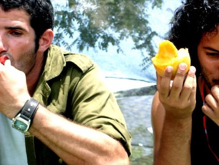 פזם חילים אוכלים פירות תחת רשת הסוואה (צילום: לירון אראל)