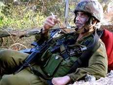 פזם חייל עם נשק ואפוד מעשן סיגריה  (צילום: לירון אראל)