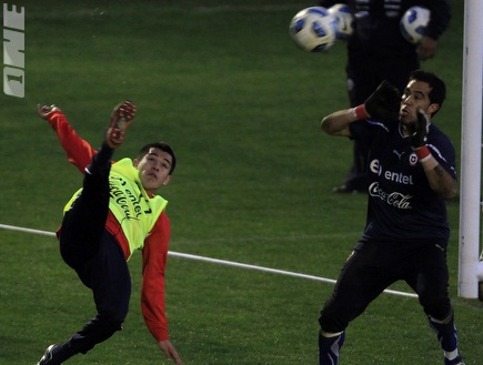 שחקני צ'ילה משחררים לחץ באימון לקראת פרו (רויטרס) (צילום: מערכת ONE)