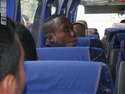 אינוגבה עושה פרצופים באוטובוס הקבוצה בדרך מברצלונה (דנה בהט) (צילום: מערכת ONE)