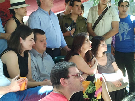חברי הכנסת במאהל המחאה, היום (צילום: עזרי עמרם - חדשות 2)