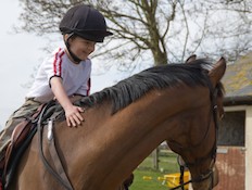 ילד רוכב על סוס (צילום: ProjectB, Istock)