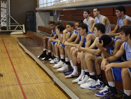 נבחרת הנוער בשיחה עם הצוות המקצועי (איגוד הכדורסל) (ONE) (צילום: מערכת ONE)