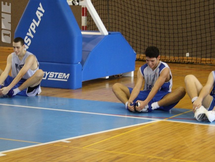 שחקני נבחרת הנוער בהכנות אחרונות לאליפות (איגוד הכדורסל) (ONE) (צילום: מערכת ONE)