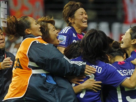 נבחרת יפן בטירוף אחרי הניצחון בפנדלים (רויטרס) (צילום: מערכת ONE)