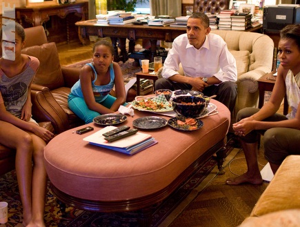 ברק אובאמה ומשפחתו צופים במשחק (רויטרס) (צילום: מערכת ONE)