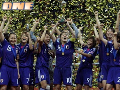 יפן חוגגת עם גביע העולם (GettyImages) (צילום: מערכת ONE)