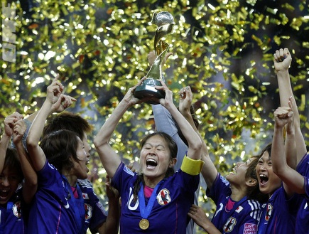 יפן חוגגת עם גביע העולם (רויטרס) (צילום: מערכת ONE)