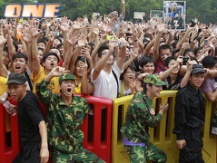 האוהדים בסין. אפילו החיילים משתוללים (רויטרס) (צילום: מערכת ONE)
