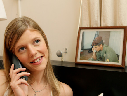 פזם בחורה מדברת בטלפון ברקע תמונה של חייל  (צילום: עודד קרני, מדור צבא וביטחון)