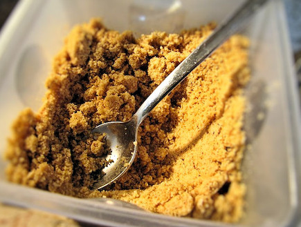 מוס מוקה עם אגוזים - האגוזים הטחונים (צילום: דליה מאיר, קסמים מתוקים)