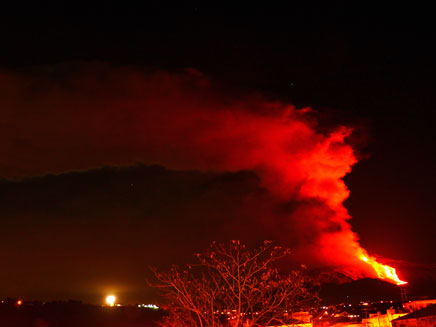 צפו בהתפרצות הר הגעש (צילום: AP)