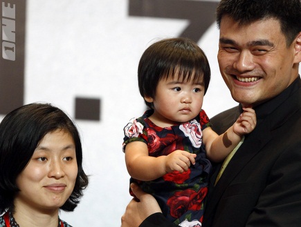 יאו מינג עם אשתו וביתו במהלך מסיבת העיתונאים (רויטרס) (צילום: מערכת ONE)
