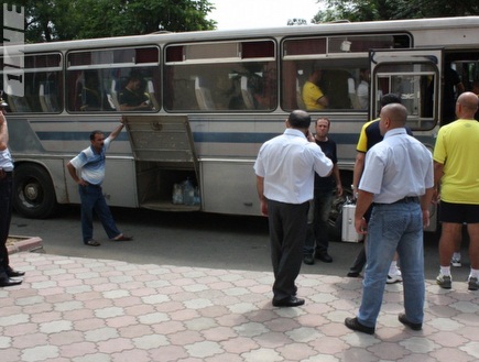 האוטובוס האזרי. הוחלף לאחר אימון הבוקר (האתר הרשמי של מכבי ת&"א)  (צילום: מערכת ONE)