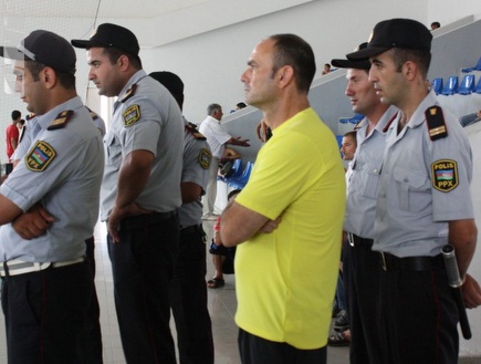איווניר והשוטרים האזרים (האתר הרשמי של מכבי ת"א) (צילום: מערכת ONE)