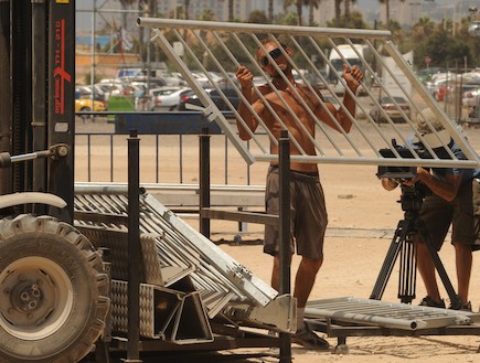 הקמה בחיפה - בניית הבמה (צילום: רועי ברקוביץ')