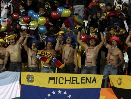 אוהדי ונצואלה הגיעו מוכנים לקרב (רויטרס) (צילום: מערכת ONE)