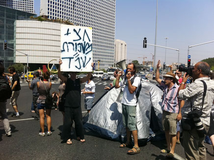 מפגינים חוסמים כבישים בתל אביב, היום (צילום: יוסי זילברמן, דן רובינשטיין)