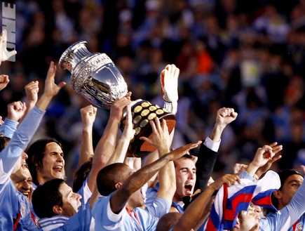 שחקני אורוגוואי עם הגביע (רויטרס) (צילום: מערכת ONE)