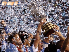 שחקני אורוגוואי עם גביע הקופה אמריקה (רויטרס) (צילום: מערכת ONE)