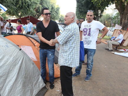 ליאור נרקיס מסתובב בין אוהלי המחאה (צילום: ראובן שניידר)
