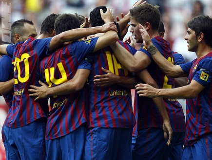 שחקני ברצלונה חוגגים את הניצחון (רויטרס) (צילום: מערכת ONE)
