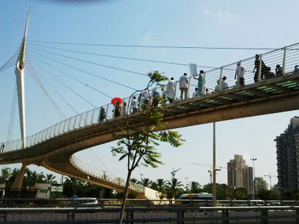 הרופאים צועדים על גשר המיתרים בי-ם, אתמו (צילום: אביגדור יעקובינסקי)