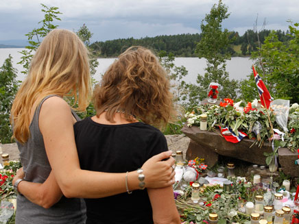נערות מתאבלות, היום בנורווגיה (צילום: AP)