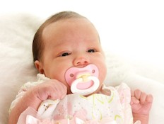 תינוקת בת יומה עם מוצץ (צילום: Donna Coleman, Istock)