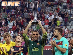 שחקני ברצלונה עם גביע ראשון לעונה (GettyImages) (צילום: מערכת ONE)
