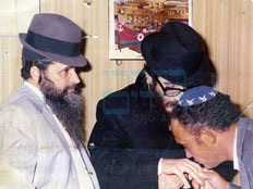 הרב אבוחצירא עם חסידיו (צילום: בחדרי חרדים)