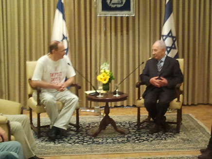 שמעון פרס נשיא המדינה משוחח עם ד"ר אידלמן (צילום: חדשות 2)