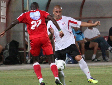ערן לוי וג´ואל דמאו במאבק על הכדור (עמית מצפה) (צילום: מערכת ONE)