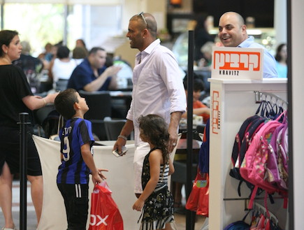 אייל גולן והילדים בסיבוב קניות (צילום: אלעד דיין)