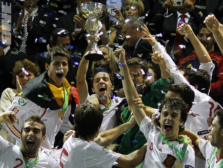 ספרד חוגגת זכייה באליפות אירופה עד גיל 19 (רויטרס) (צילום: מערכת ONE)