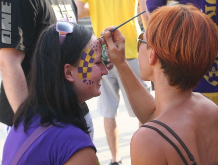 אוהדת מאריובר נצבעת בצבעי הקבוצה (דולב נישליס) (צילום: מערכת ONE)