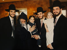 הרב אבוחצירא ז"ל עם משפחתו (צילום: באדיבות כיכר השבת - האתר החרדי)