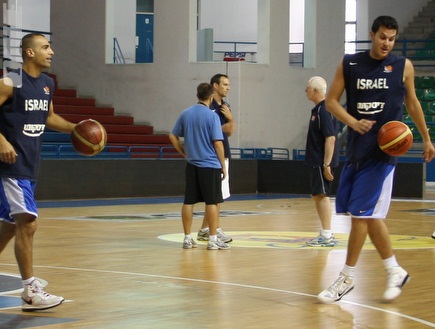 גיא פניני ואפיק ניסים מתאמנים בקפריסין (איגוד הכדורסל) (צילום: מערכת ONE)