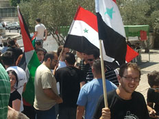 נושאים דגלי סוריה בנצרת (צילום: פוראת נסאר)