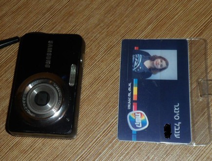 מצלמת סמסונג ST30 בהשוואה לגודל של כרטיס עובד (צילום: ענבל סינגר)