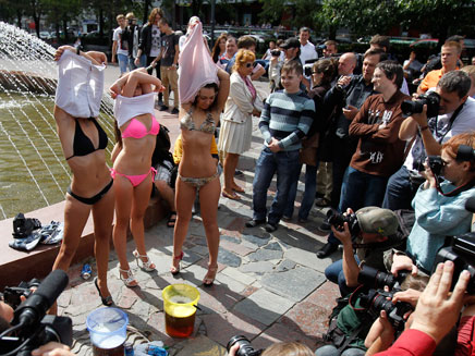 בנות רוסיה מתפשטות בכיכר (צילום: רויטרס)