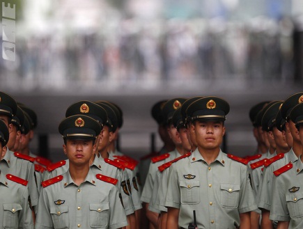 שוטרים סינים מאבטחים את הסופר-קאפ (רויטרס) (צילום: מערכת ONE)