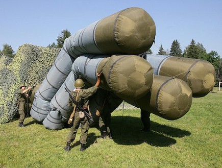 מתנפחים - צבא רוסיה (צילום: דיילי מייל)