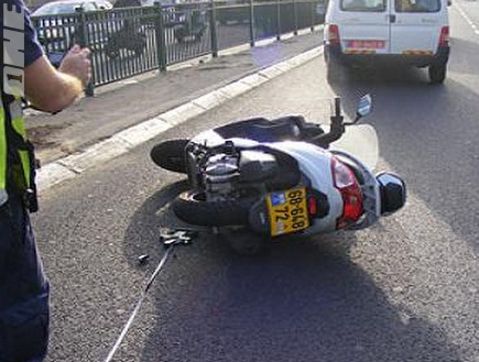 האופנוע של אבי כהן על הכביש. עוד תאונת אופנוע בעולם הספורט הישראלי (צילום: מערכת ONE)