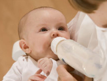 אמא מאכילה תינוק מבקבוק (צילום: jupiter images)