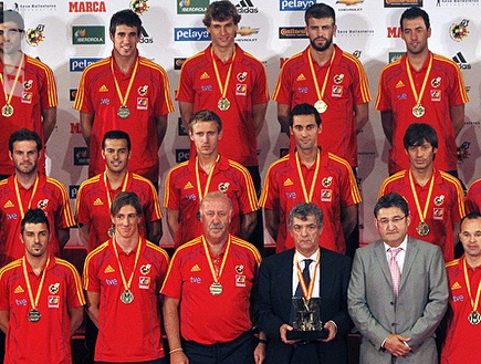 נבחרת ספרד זוכה לכבוד הרב (צילום: מערכת ONE)