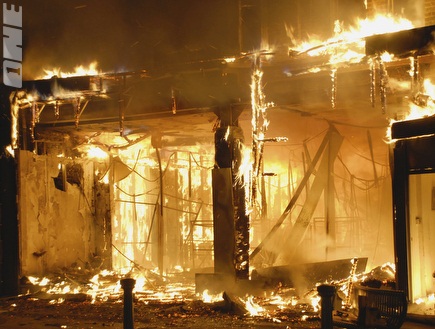 חנות עולה באש בקניון בוולוויץ´, דרום-מזרח לונדון (רויטרס) (צילום: מערכת ONE)