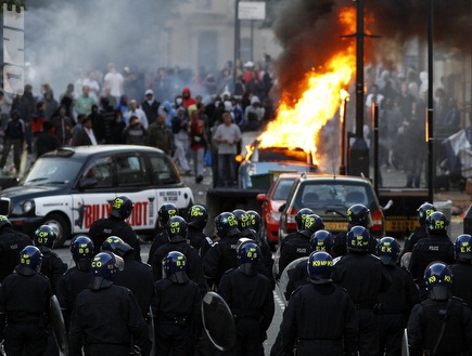 כוחות שיטור על רקע המהומות בהקני, לונדון (רויטרס) (צילום: מערכת ONE)